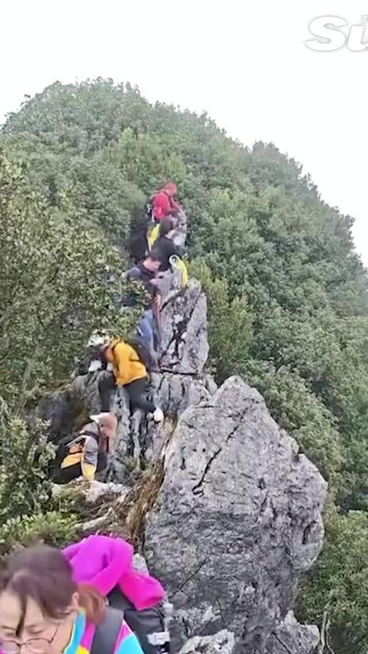 Du khách rơi khỏi vách núi do mãi chụp hình selfie