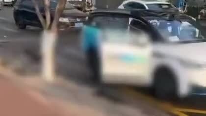 Robotaxi đâm hai người đi bộ