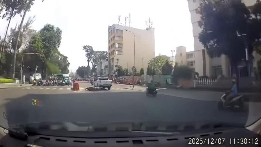 Xe bán tải xô ngã người đi xe máy