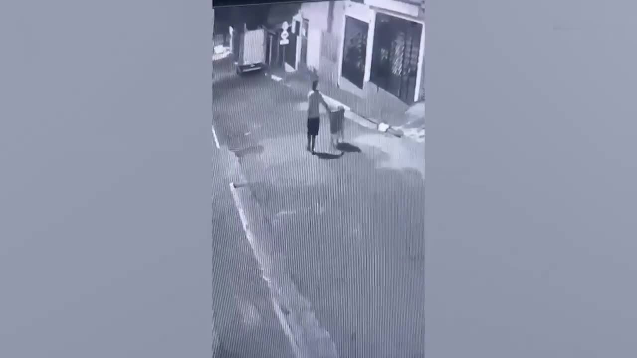 Cảnh sát Brazil truy tìm kẻ vứt xe đẩy chứa thi thể trên phố