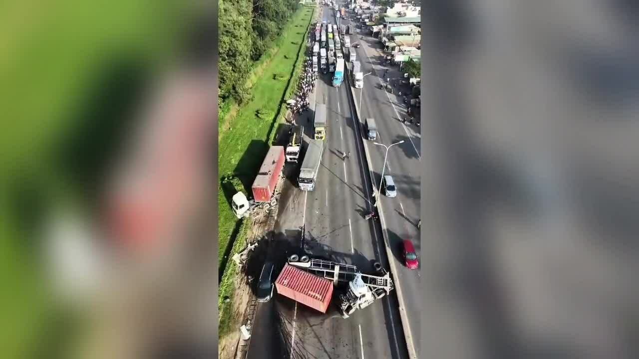 Quốc lộ 51 kẹt 10 km sau khi 2 container tông nhau