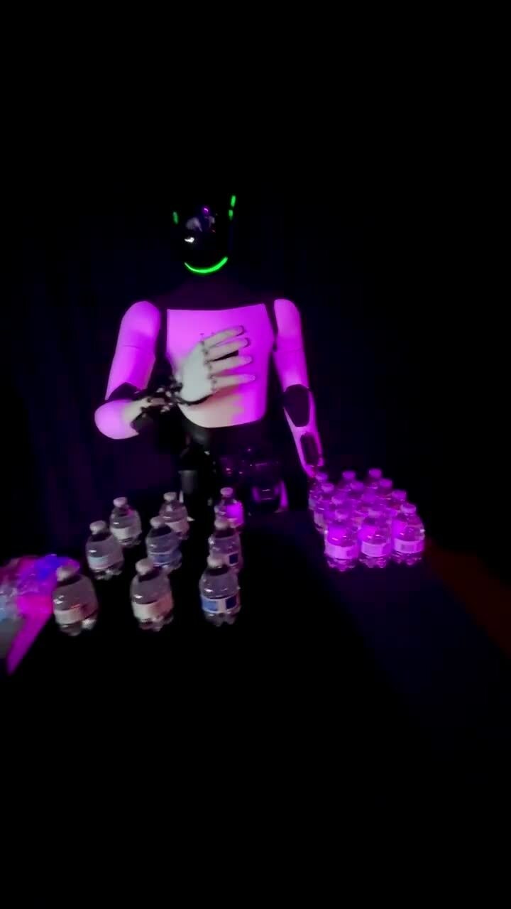 Tư thế ngã của robot hình người Tesla gây nghi ngờ