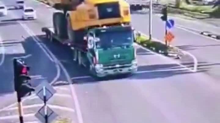 Xe ben từ thùng sau chồm lên cabin xe tải, hai người thiệt mạng