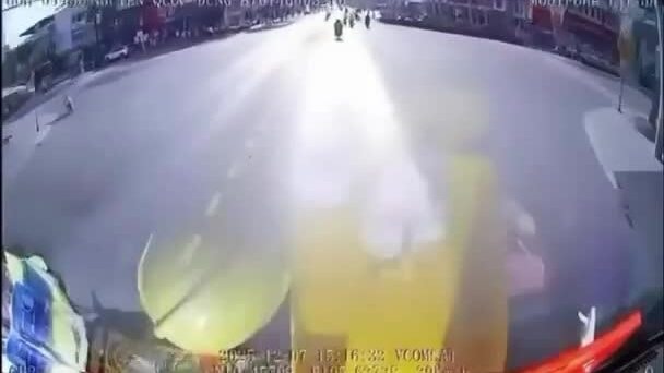 Xe máy tạt đầu xe container