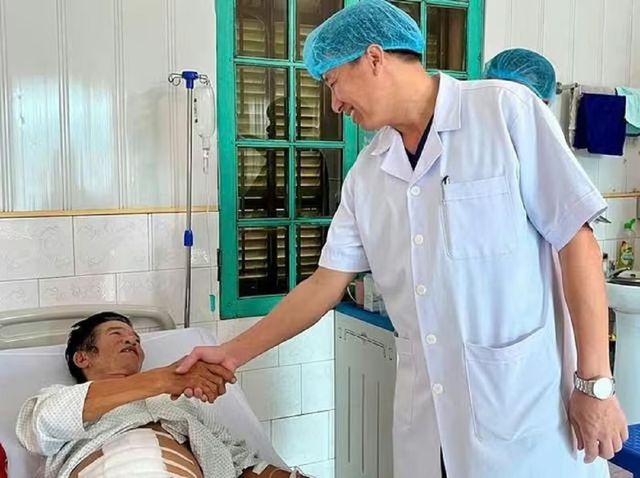 Đau bụng kéo dài, người đàn ông 75 tuổi bất ngờ phát hiện bí mật "đáng sợ" - Ảnh 1.