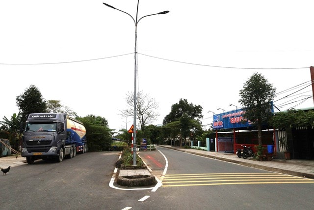 Đà Nẵng có con đường kỳ lạ với ngôi nhà giữa Đường cong mềm mại - Ảnh 4. Đà Nẵng có con đường kỳ lạ với ngôi nhà giữa Đường cong mềm mại - Ảnh 4.