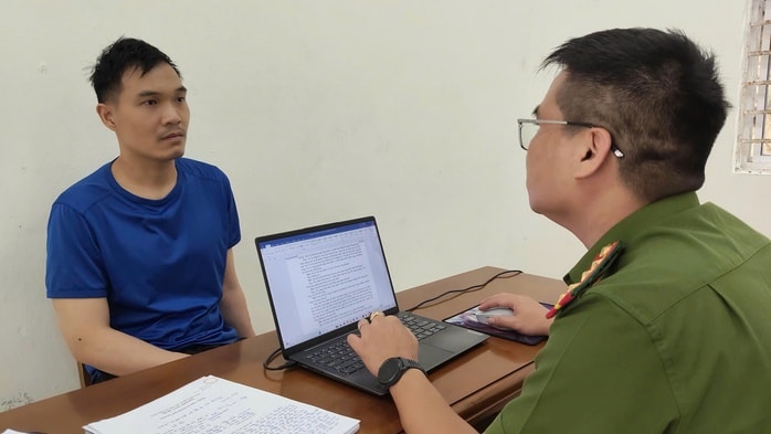 Nam thanh niên táo tợn cướp giật ở tiệm vàng trung tâm Đà Nẵng - Ảnh 1. Nam thanh niên táo tợn cướp giật ở tiệm vàng trung tâm Đà Nẵng - Ảnh 1.