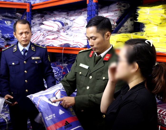 Phát hiện hàng giả Tại Hà Nội với 6 . 500 Bộ quần áo không phép - Ảnh 1.