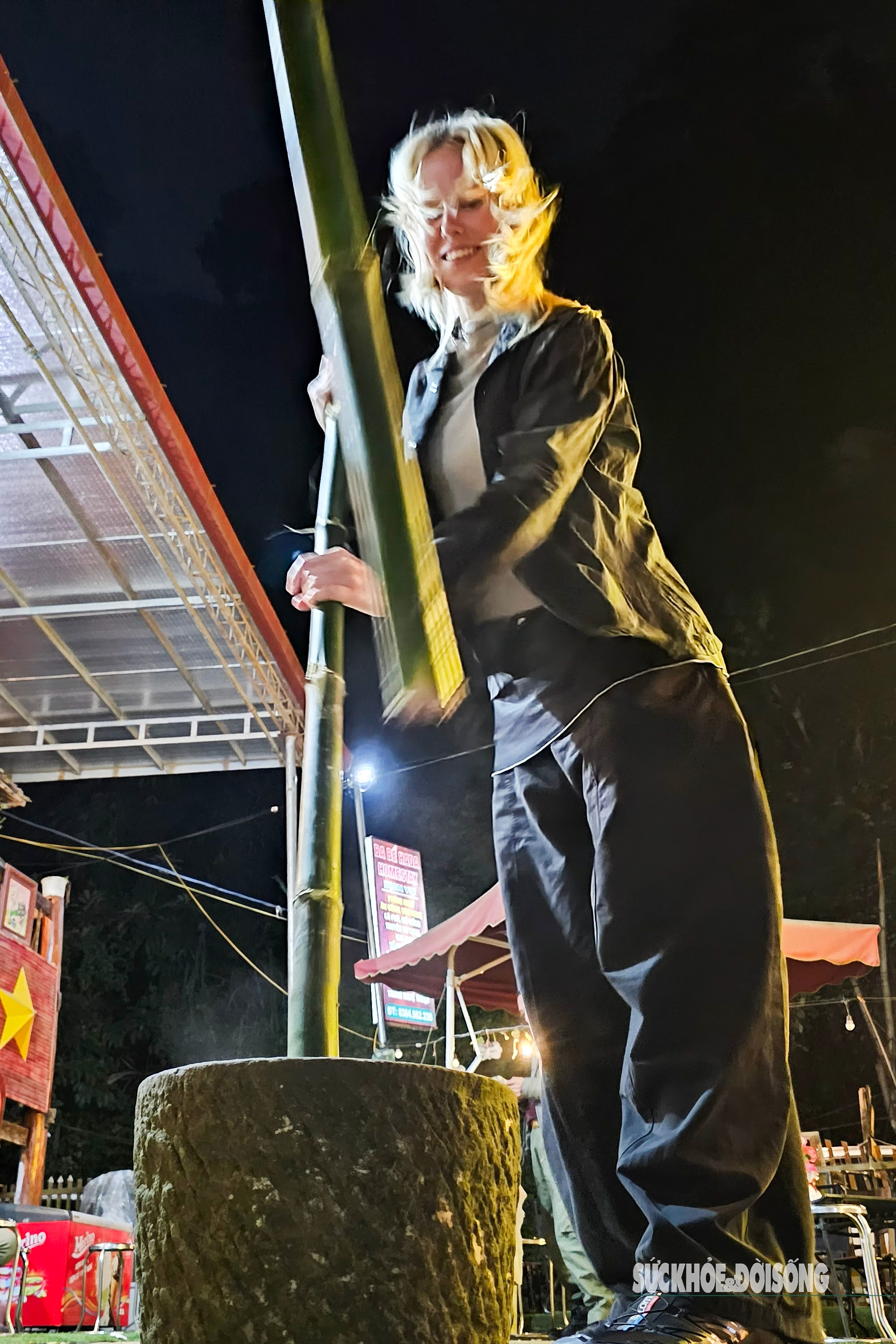 Du khách quốc tế vào bản người Tày học làm bánh dày- Ảnh 2.