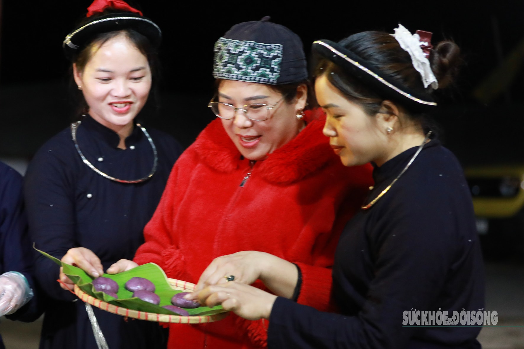 Du khách quốc tế vào bản người Tày học làm bánh dày- Ảnh 6.