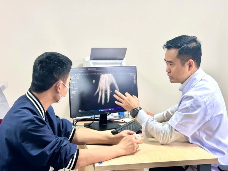 Bác sĩ Vũ Trung Trực, Bệnh viện Hữu nghị Việt Đức, thăm khám sau phẫu thuật cho người bệnh.