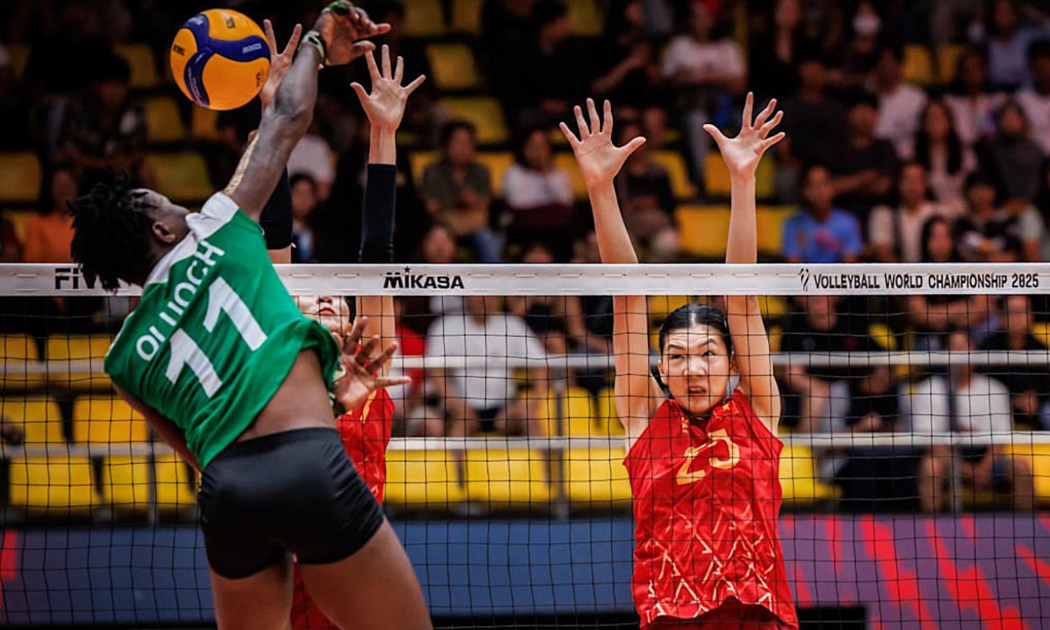 Đội tuyển bóng chuyền nữ Việt Nam đấu với Myanmar ở lượt trận đầu tiên.