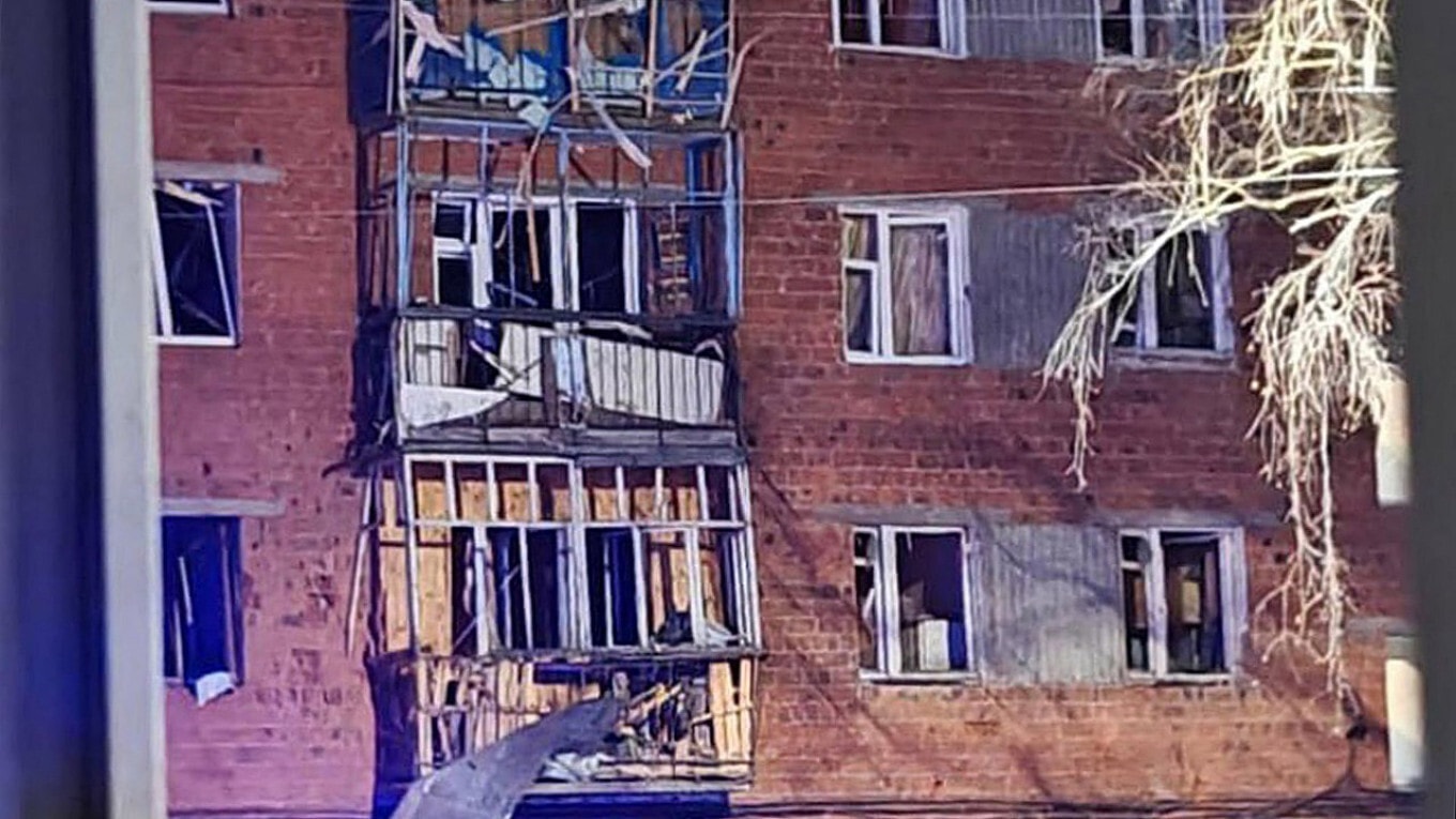 Nhiều toà nhà bị hư hại sau khi UAV tấn công Cộng hòa Chuvashia của Nga. (Ảnh: Moscow Times/Mạng xã hội)