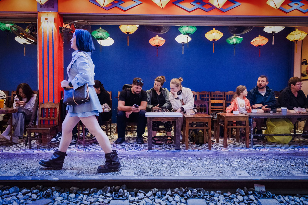 Khách Tây nói gì về phố đường tàu Hà Nội: Vì sao càng cấm càng hút khách? - 2 Khách Tây nói gì về phố đường tàu Hà Nội: Vì sao càng cấm càng hút khách? - 2