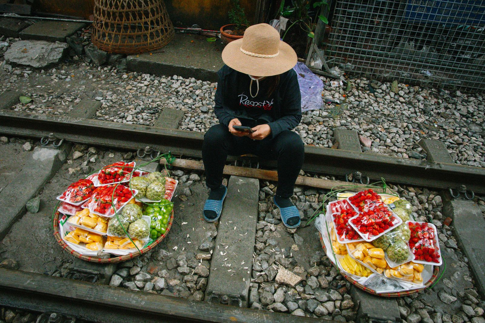 Khách Tây nói gì về phố đường tàu Hà Nội: Vì sao càng cấm càng hút khách? - 3 Khách Tây nói gì về phố đường tàu Hà Nội: Vì sao càng cấm càng hút khách? - 3