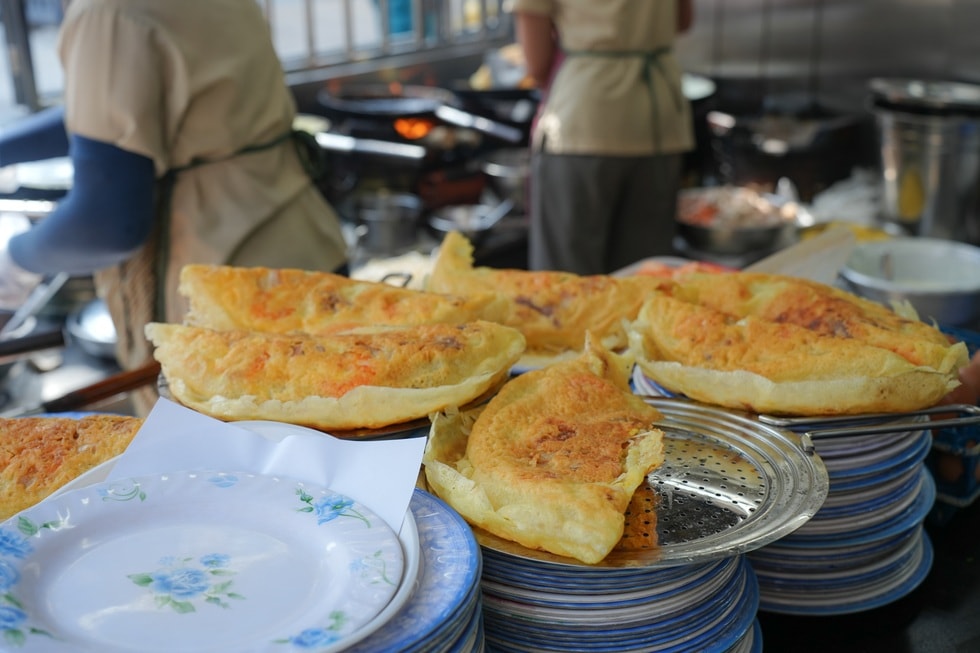 Khách Tây ra chợ đóng guốc, đi chùa cầu con linh thiêng nhất ở TPHCM - 9 Khách Tây ra chợ đóng guốc, đi chùa cầu con linh thiêng nhất ở TPHCM - 9