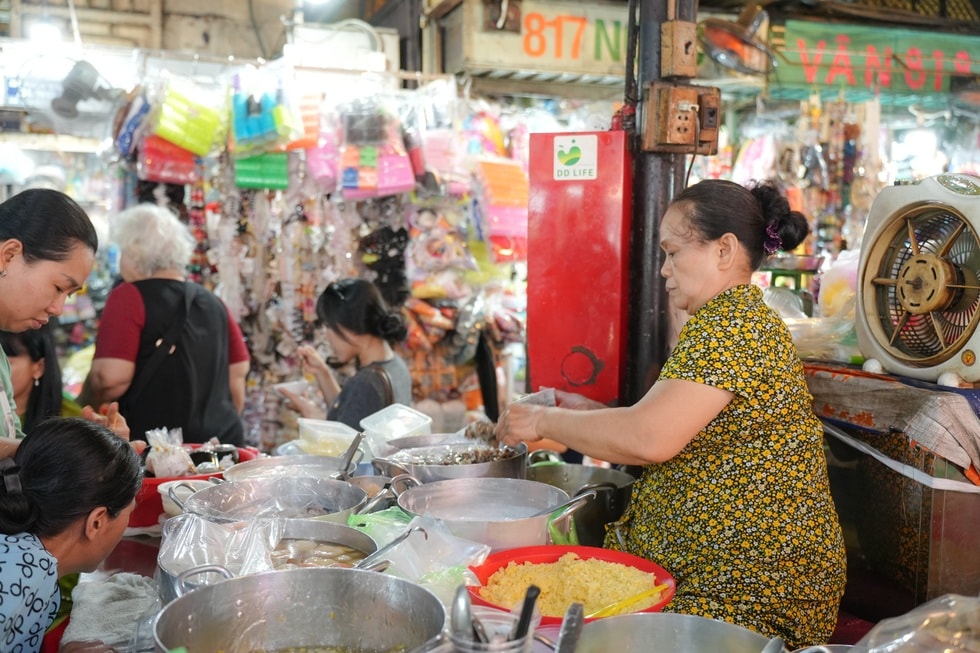 Khách Tây ra chợ đóng guốc, đi chùa cầu con linh thiêng nhất ở TPHCM - 7 Khách Tây ra chợ đóng guốc, đi chùa cầu con linh thiêng nhất ở TPHCM - 7
