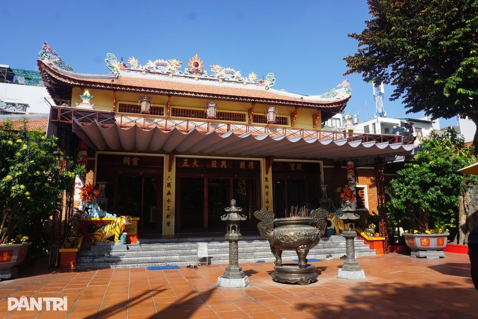 Khách Tây ra chợ đóng guốc, đi chùa cầu con linh thiêng nhất ở TPHCM - 3 Khách Tây ra chợ đóng guốc, đi chùa cầu con linh thiêng nhất ở TPHCM - 3