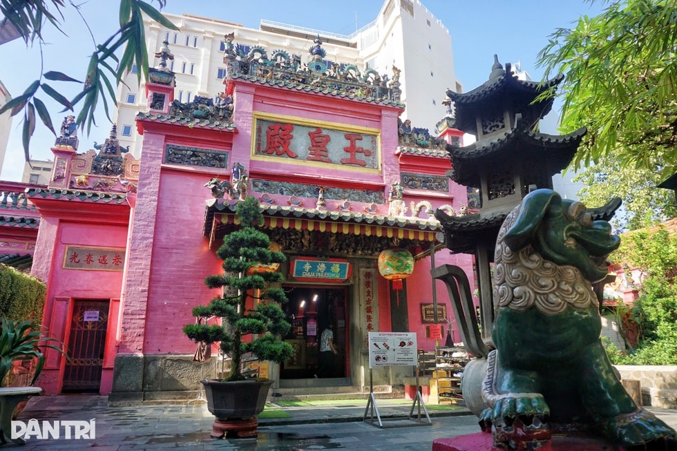 Khách Tây ra chợ đóng guốc, đi chùa cầu con linh thiêng nhất ở TPHCM - 1 Khách Tây ra chợ đóng guốc, đi chùa cầu con linh thiêng nhất ở TPHCM - 1