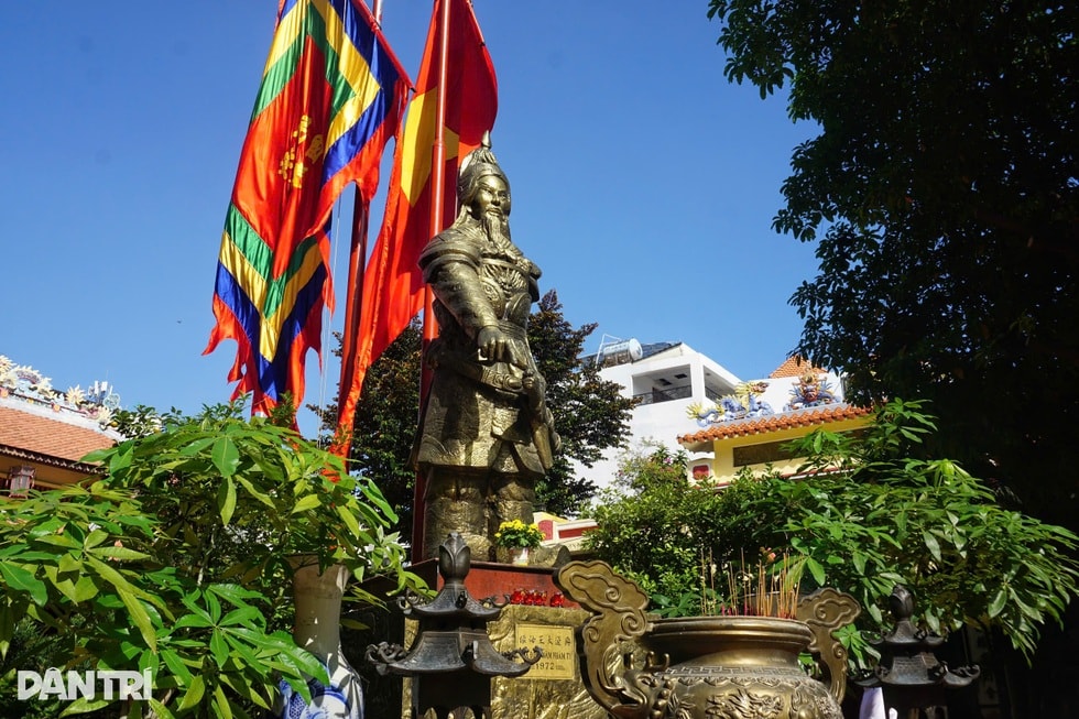 Khách Tây ra chợ đóng guốc, đi chùa cầu con linh thiêng nhất ở TPHCM - 4 Khách Tây ra chợ đóng guốc, đi chùa cầu con linh thiêng nhất ở TPHCM - 4