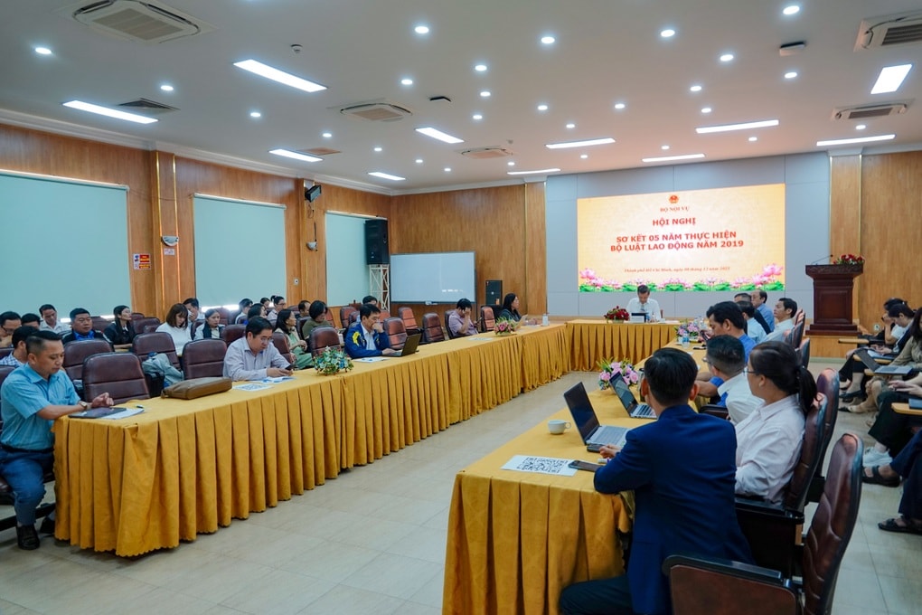 Xây dựng cơ chế mới bảo vệ người lao động khi chuyển đổi kinh tế - 1 Xây dựng cơ chế mới bảo vệ người lao động khi chuyển đổi kinh tế - 1