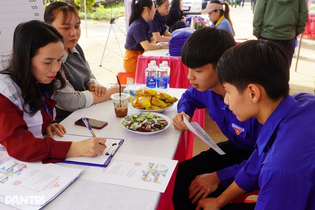 Doanh nghiệp tuyển 8.300 lao động, mức lương 8-10 triệu đồng/tháng - 1