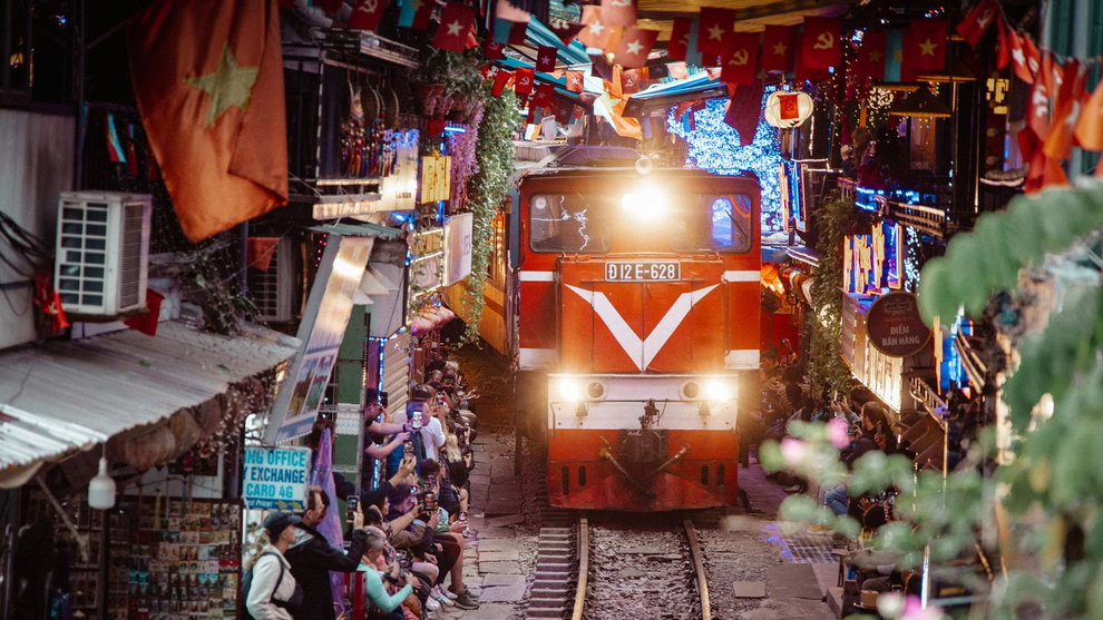 Khách Tây nói gì về phố đường tàu Hà Nội: Vì sao càng cấm càng hút khách? - 1 Khách Tây nói gì về phố đường tàu Hà Nội: Vì sao càng cấm càng hút khách? - 1