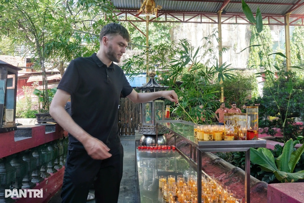 Khách Tây ra chợ đóng guốc, đi chùa cầu con linh thiêng nhất ở TPHCM - 2 Khách Tây ra chợ đóng guốc, đi chùa cầu con linh thiêng nhất ở TPHCM - 2