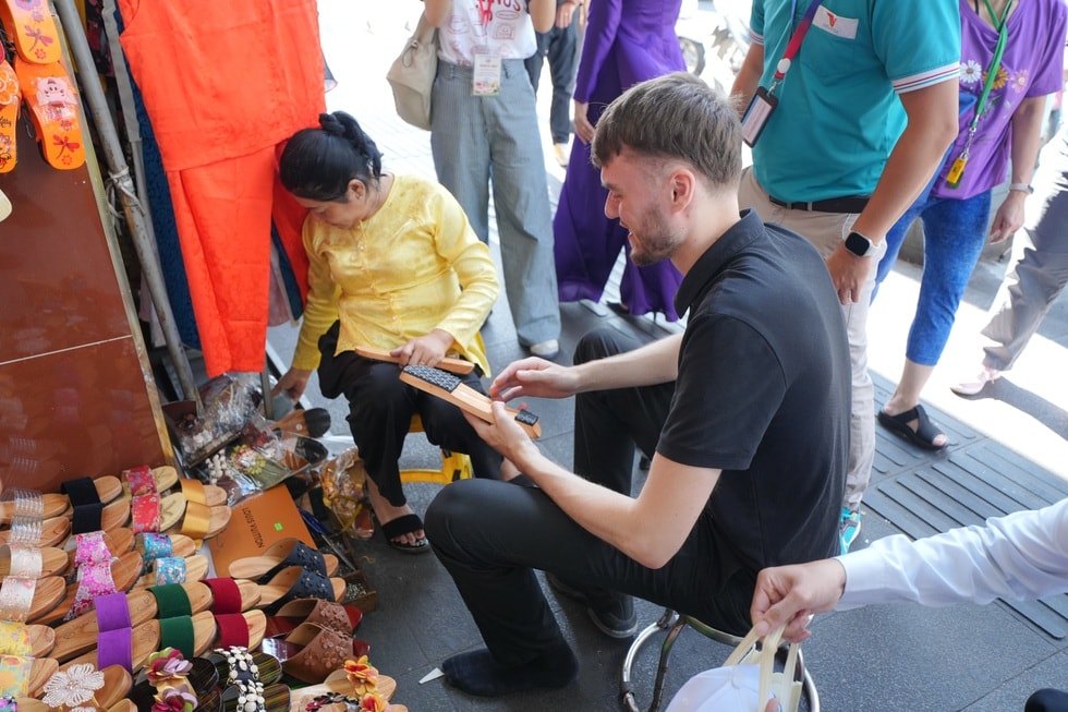 Khách Tây ra chợ đóng guốc, đi chùa cầu con linh thiêng nhất ở TPHCM - 8 Khách Tây ra chợ đóng guốc, đi chùa cầu con linh thiêng nhất ở TPHCM - 8