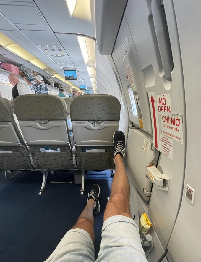 Chỗ ngồi rộng rãi ở khu vực cửa thoát hiểm trên máy bay của Vietnam Airlines. Ảnh: Reddit
