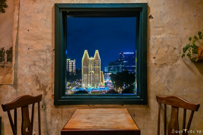 Một góc ngắm nhà thờ Đức Bà từ quán Người tám chuyện house. Ảnh: Ngô Trần Hải An