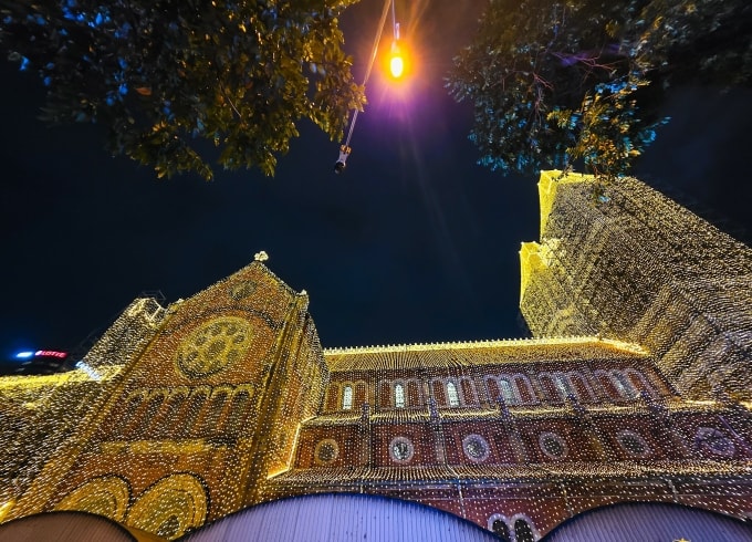 Hướng nhìn từ RuNam D’or qua nhà thờ Đức Bà. Ảnh: Ngô Trần Hải An