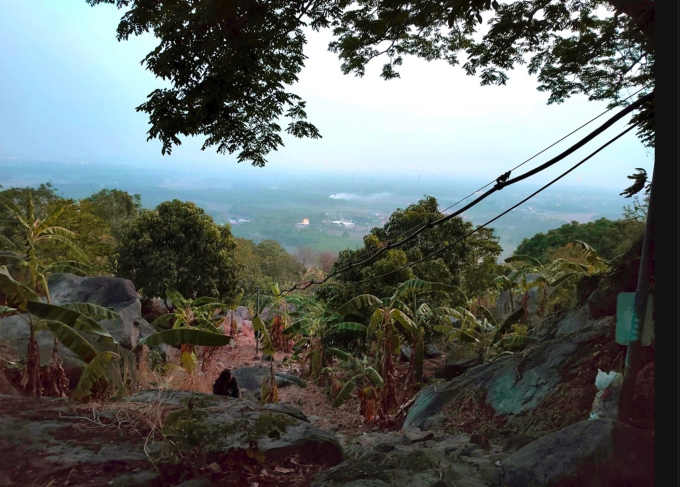 Một cung đường leo lên đỉnh Bà Đen. Ảnh:Trần Sang