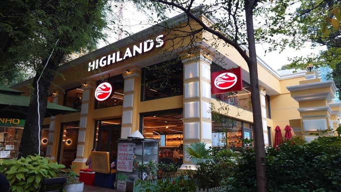 Một góc quán cà phê Highlands bên trái nhà thờ Đức Bà. Ảnh: Kaz