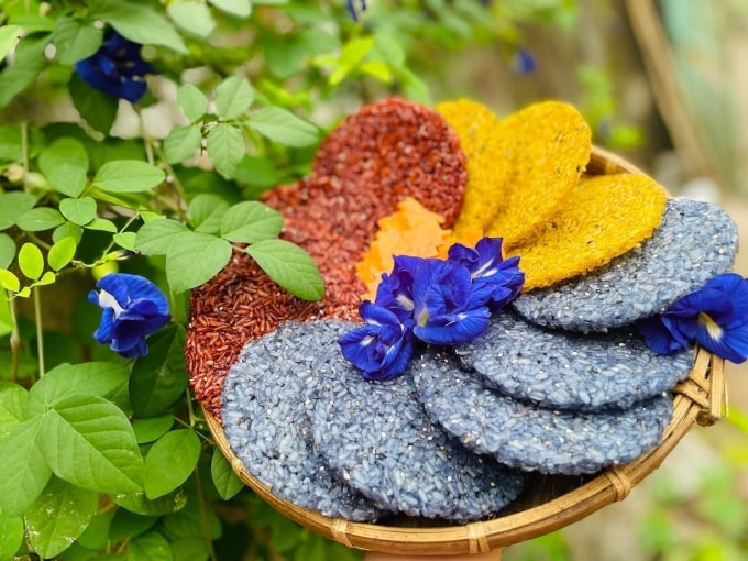 Bánh chí chọp (tròn) và khẩu xén (răng cưa) - món ăn vặt truyền thống của đồng bào Thái ở Mường Lay, Điện Biên. Ảnh: HTX Hoa ban trắng