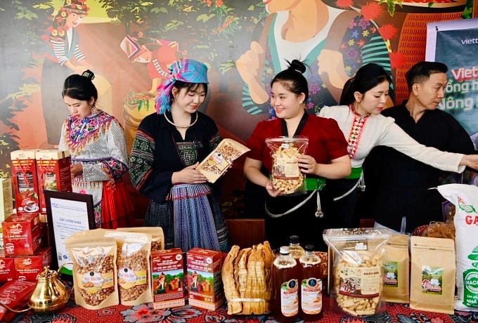 Lò Chúc Chi (áo đỏ) trong phiên live giới thiệu bán nông sản Điện Biên, sáng 6/12, tại TP Điện Biên. Ảnh: Nhân vật cung cấp