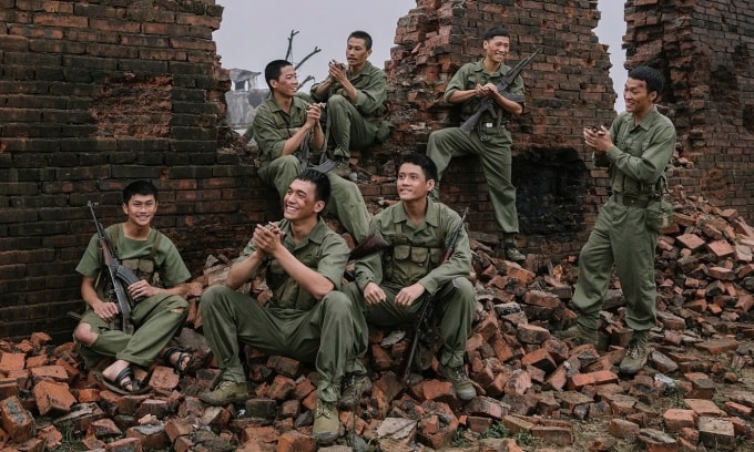 Dàn diễn viên thủ vai các thành viên Tiểu đội 1 trong Mưa đỏ. Ảnh: Đoàn phim cung cấp