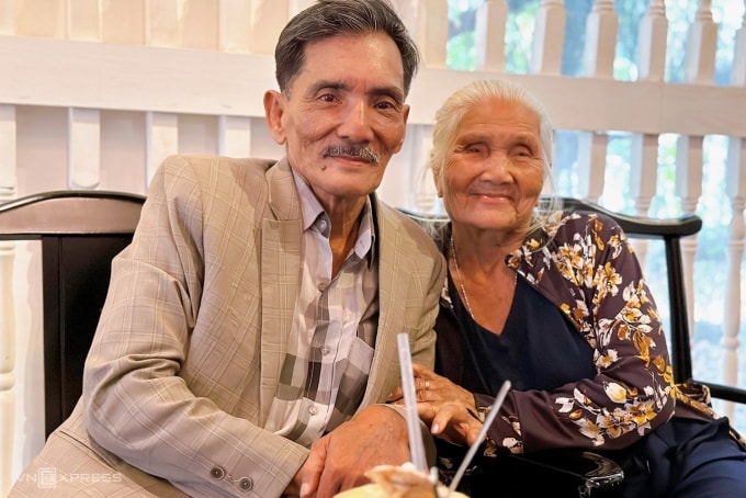 Thương Tín hội ngộ nghệ sĩ Hồng Sáp trong một sự kiện giới thiệu đêm nhạc thiện nguyện năm 2023. Ảnh: Mai Nhật