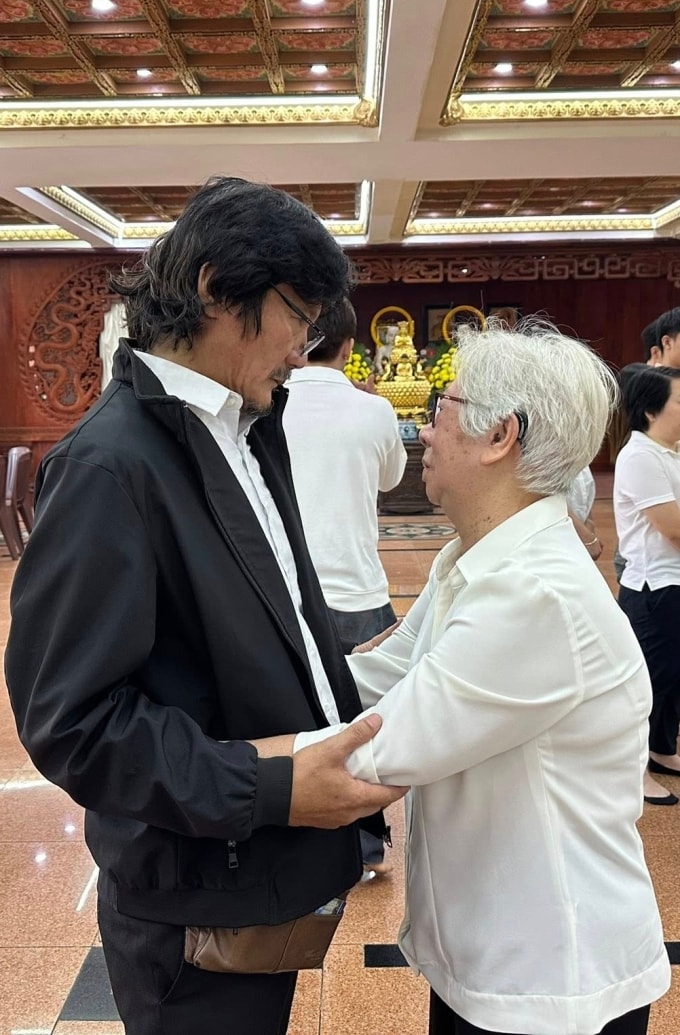 Diễn viên Công Ninh thăm hỏi, động viên tinh thần mẹ của diễn viên Ngọc Trinh. Ảnh: Nguyễn Anh Huy