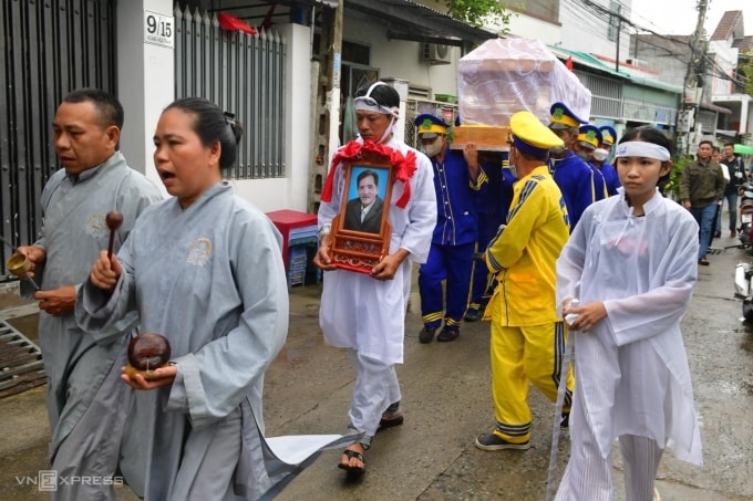 Thạch Thảo - con gái Thương Tín - tiễn biệt cha về nơi an nghỉ. Ảnh: Thanh Tùng