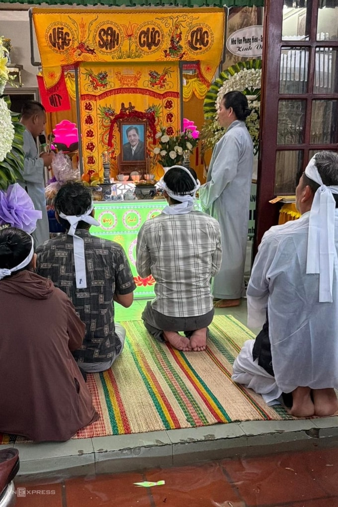 Người thân làm lễ cúng cơm cho Thương Tín trưa 10/12, trước giờ di quan. Do ảnh hưởng của mưa lớn,