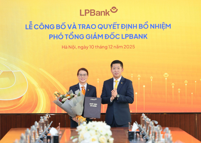 Ông Vũ Quốc Khánh, Tổng giám đốc LPBank đánh giá cao tinh thần dám nghĩ, dám làm của tân phó tổng giám đốc. Ảnh: LPBank