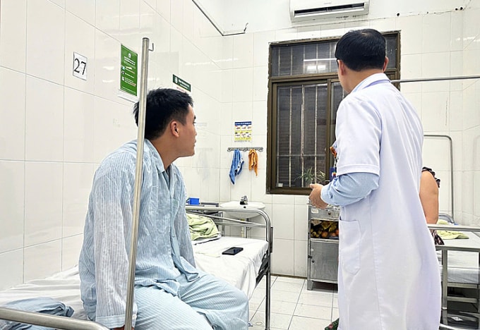 Bác sĩ thăm khám một bệnh nhân trầm cảm. Ảnh: Thúy Quỳnh