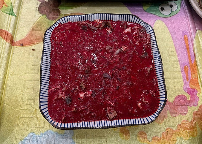 Tiết canh cùng nhiều món tái sống khác là nguyên nhân hàng đầu gây nhiễm ký sinh trùng và các bệnh nguy hiểm. Ảnh: Thúy Quỳnh