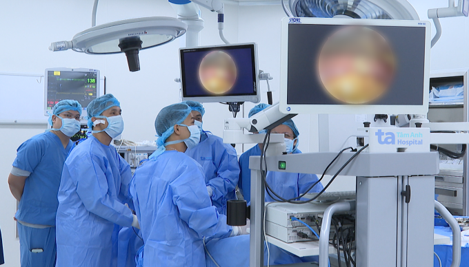 Bác sĩ Lượng phẫu thuật cho cụ Sinh. Ảnh: Bệnh viện Đa khoa Tâm Anh