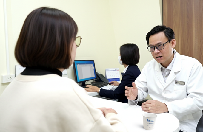 Bác sĩ tư vấn cho bệnh nhân phác đồ điều trị cho Loan. Ảnh: Bệnh viện Đa khoa Tâm Anh