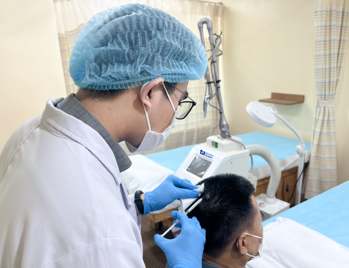 Bác sĩ tiêm triamcinolone để làm mềm mô sẹo cho anh Quốc. Ảnh: Phòng khám Đa khoa Tâm Anh Quận 7