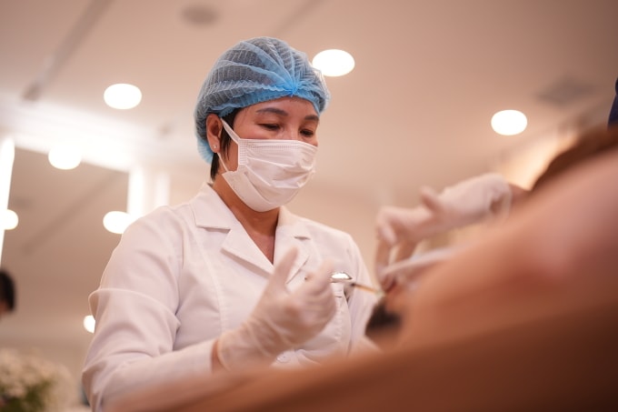 Bác sĩ đang tiêm filler căn chỉnh lại khuôn mặt cho một phụ nữ. Ảnh minh họa: Bệnh viện Đa khoa Tâm Anh