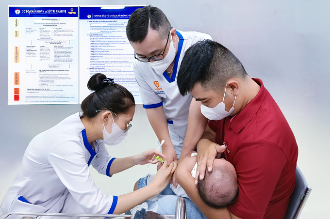 Trẻ được tiêm vaccine 6 trong 1 tại Hệ thống Tiêm chủng VNVC. Ảnh: Hoàng Dương