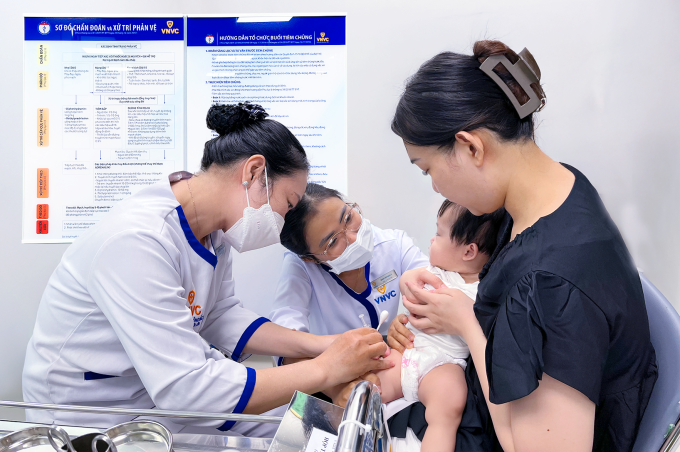 Trẻ được phụ huynh đưa đi tiêm vaccine cúm phòng bệnh tại VNVC quận 9, TP HCM. Ảnh: Diệu Thuần